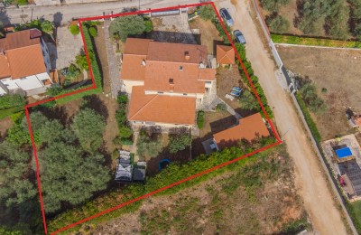 Exklusivangebot der Agentur! Istrien, Poreč – Freistehendes Haus mit zwei Wohnungen + Studio-Apartment und großem Garten – 1500 m vom Meer entfernt!