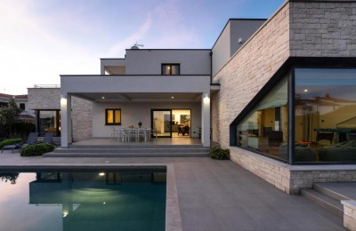 Moderna vila s pogledom na more u Poreču!