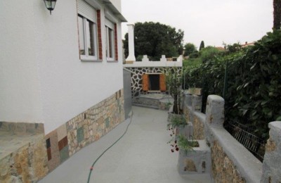 Semi-detached house with garage 1500m from the sea
