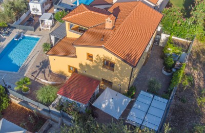Ekskluzivno! Istra,Poreč- Kuća sa bazenom i otvorenim pogledom te dodatnim apartmanom!
