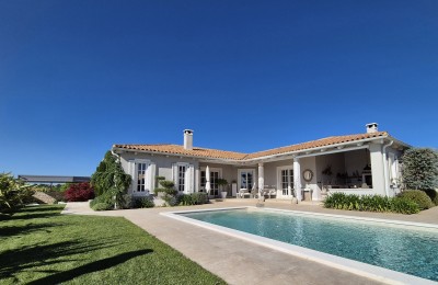 Ekskluzivno! Samostojeća villa   koja objedinjuje kvalitetu, funkcionalnost i lokaciju s otvorenim pogledom na more