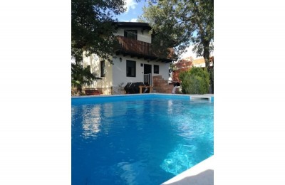 Kuća sa bazenom , 2km od mora - PREKRASNO ZEMLJIŠTE !!!