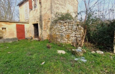 Old stone house with a yard for renovation near Poreč
