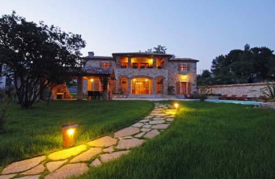BEAUTIFUL STONE VILLA WITH POOL AND SUMMER KITCHEN