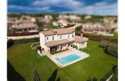 Istra,Poreč okolica - prostrana vila s bazenom, panoramskim pogledom