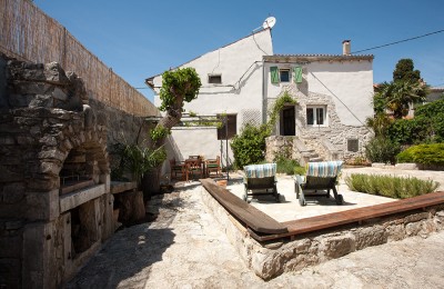 Okolica Poreča, autohtona Istarska kamena kuća + gostinjska kućica