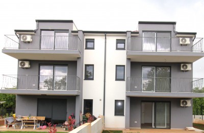 Parenzo, dintorni - appartamento di nuova costruzione al piano terra con cortile