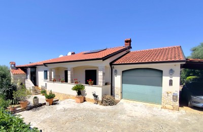 Istria, zona Parenzo a 7 km - Casa a un solo piano con pisina in posizione tranquilla!!