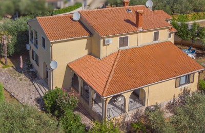 Istra,Poreč - Samostojeća kuća s dva etažirana stana+ studio app i velikom okućnicom – 1500 m od mora grada!