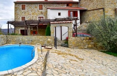 autenticha casa in pietra con piscina in una posizione speciale !!!