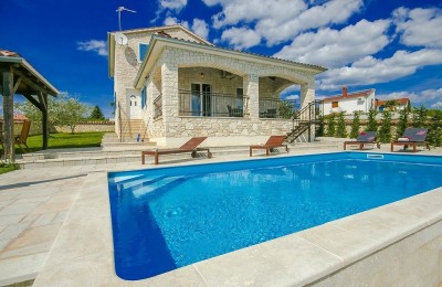Bella villa in pietra con piscina