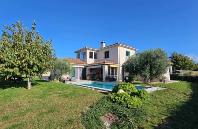 Parenzo, Istria, a 8 km dal mare, bella casa indipendente con piscina