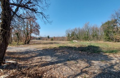 Bau + Ackerland in der Nähe von Lovreč