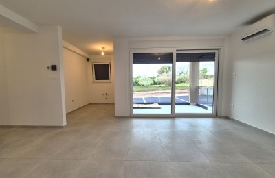 Istria, Poreč area 1500m from the sea - Apartment in a new building with an elevator - ground floor with a courtyard