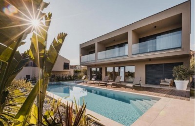 Luxurious modern villa with pool, 900m from the sea!