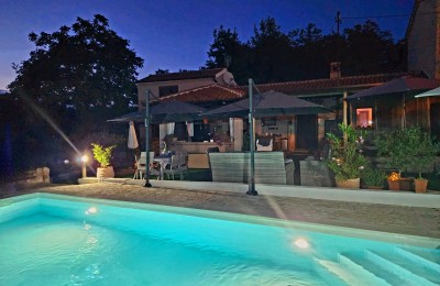 Villetta a schiera con 2 unità abitative, piscina, jacuzzi e ampio giardino