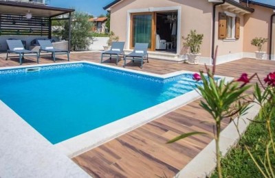 Casa con piscina e un appezzamento di terreno con un progetto nelle vicinanze di Parenzo