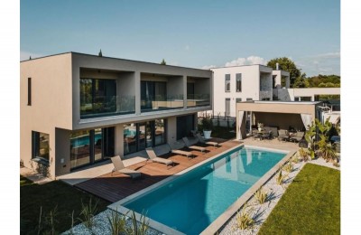 Luxurious modern villa with pool, 900m from the sea!
