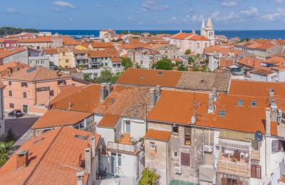 EKSKLUZIVNO! Jedinstvena prilika u srcu Poreča – kuća s dva stana i terasama na vrhunskoj lokaciji